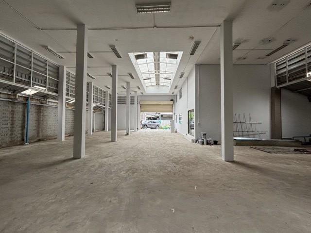 ขายอาคารสำนักงาน 3 ชั้นครึ่ง พร้อมโกดัง เนื้อที่ดิน136 ตร.ว ขายพร้อมผู้เช่าให้ผลตอบแทนทันที ใกล้เลียบด่วนรามอินทรา 2