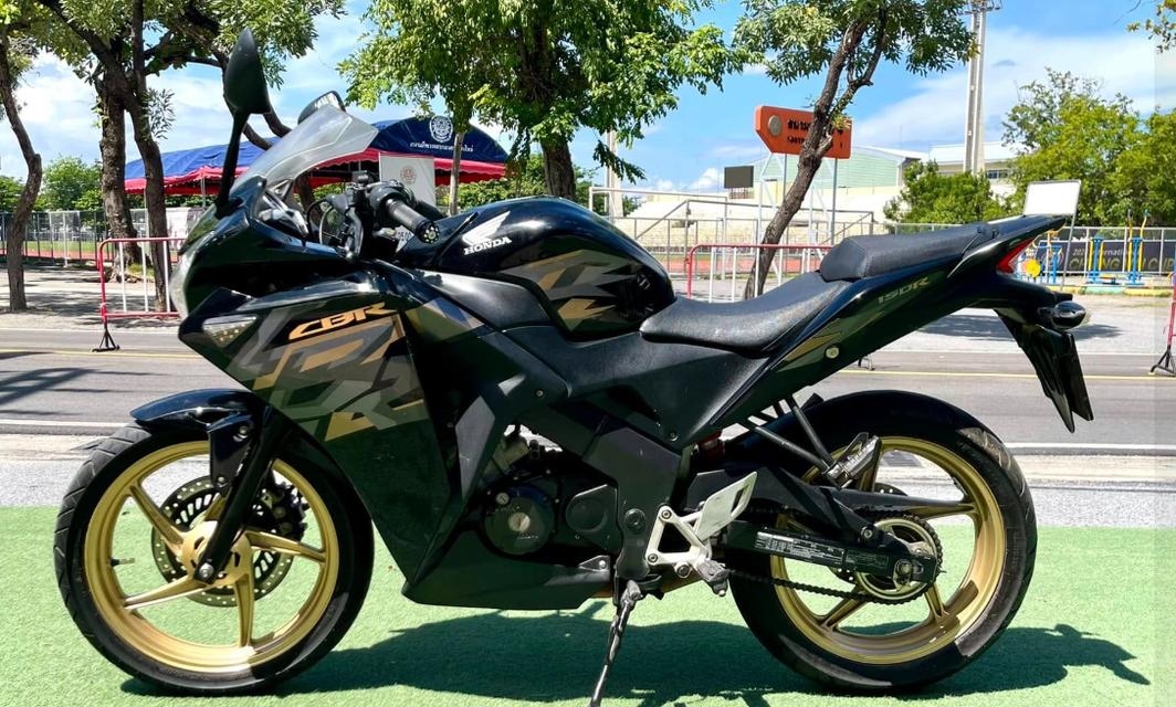 Honda CBR สีดำ 2