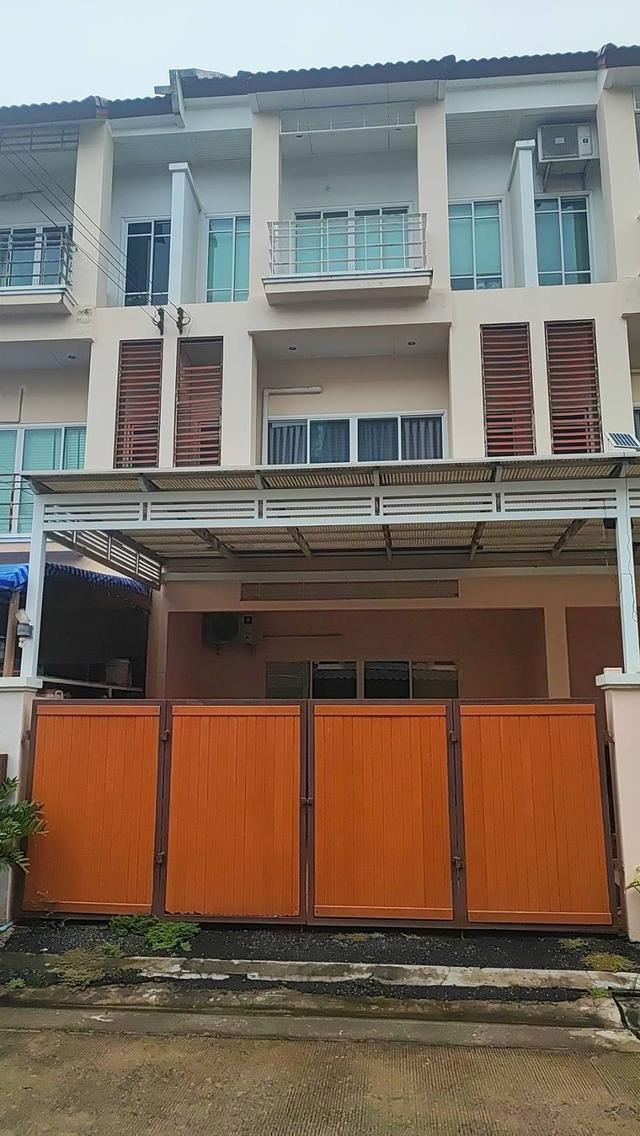 ให้เช่าบ้านทาวน์โฮม 3ชั้นพร้อมแอร์ เลี้ยงสัตว์เลี้ยงได้ติดถนนศรีนครินทร์ รถไฟฟ้าสองสาย ทางด่วน 1