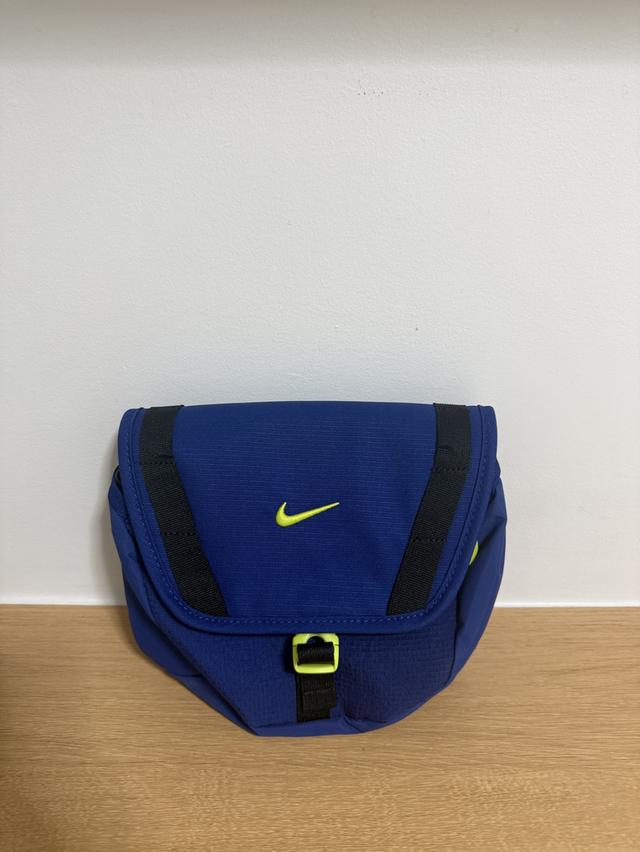 กระเป๋าสพายข้าง Nike