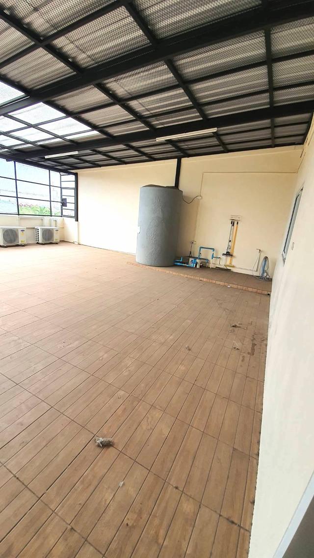 ขายอาคารพาณิชย์ติดถนนมิตรภาพ ตรงข้ามโรงแรมสีมาธานี 2ห้องคู่ ทะลุกัน 3ชั้นครึ่ง มีดาดฟ้า 40ตรว.ด้านหน้าที่จอดรถกว้าง 12