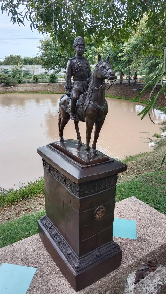 717.พระบรมรูปหล่อในหลวงรัชกาลที่ 5 พระบาทสมเด็จพระปรมินทรมหาจุฬาลงกรณ์ พระจุลจอมเกล้าเจ้าอยู่หัวทรงม้า (พระบรมรูปทรงม้า) สองถอด รูปที่ 4