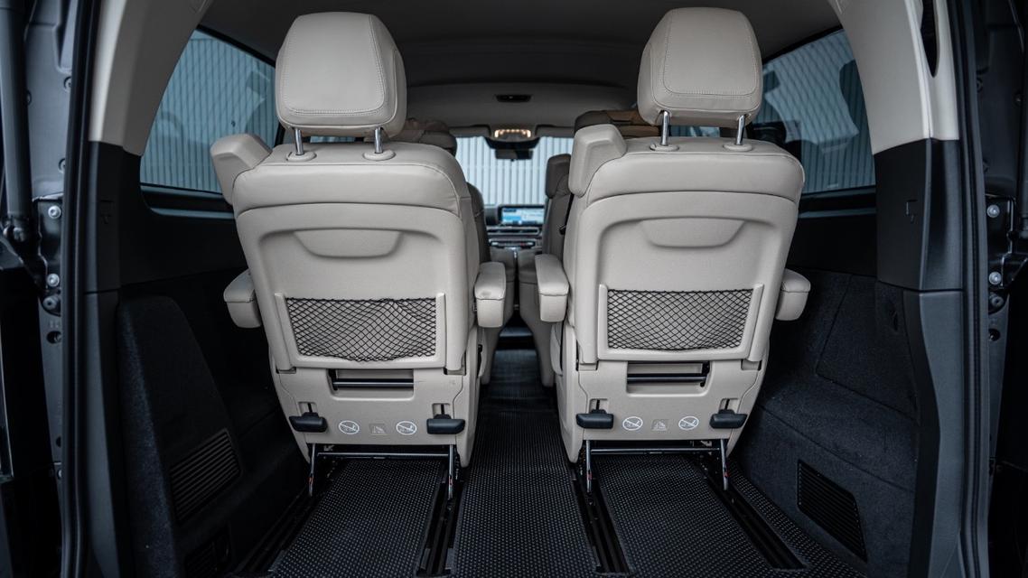 Mercedes-Benz V300d Exclusive 2025 สีดำ มือเดียว สภาพดีสุดไมล์น้อยมาก Warranty Benz เหลือถึง 30042028 รูปที่ 13