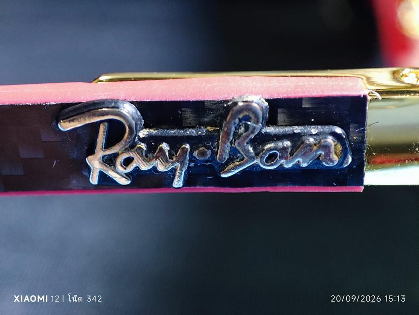 RayBan (คอลเลกชั่นพิเศษ Scuderia Ferrari) รุ่น RB8313-M (รหัสสี F008/71) เป็นแว่นทรงนักบิน (Aviator)กรอบสีทองเลนส์สีเขียวคลาสสิค เป็นเลนส์กระจก G-15 รูปที่ 8
