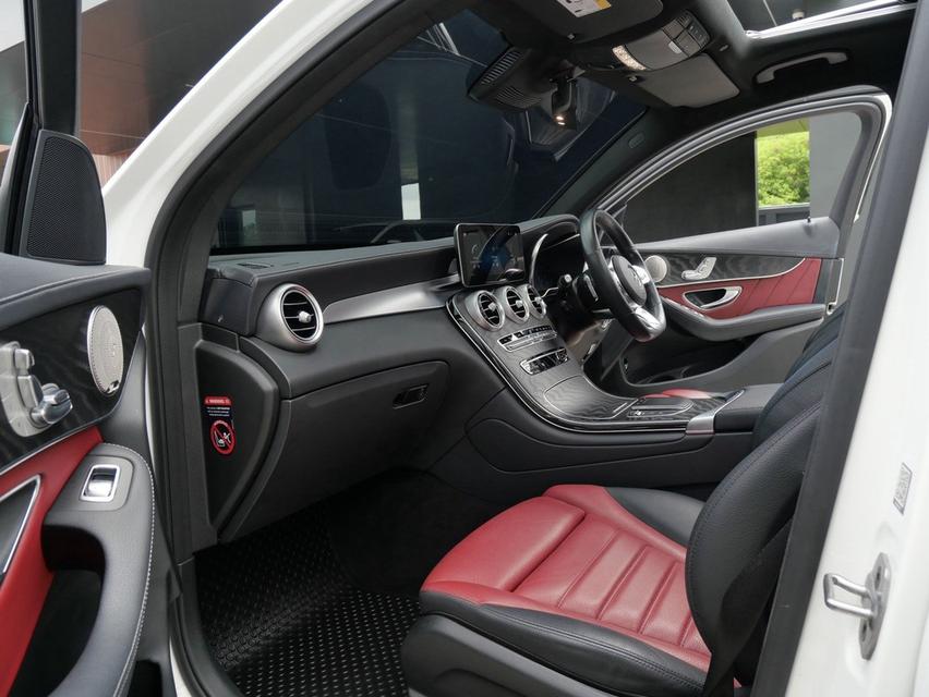Benz GLC300e Coupe AMG 2021 สีขาว รถออกปี21 แท้ รถมือเดียว หลังคาแก้ว รูปย่อยที่ 4