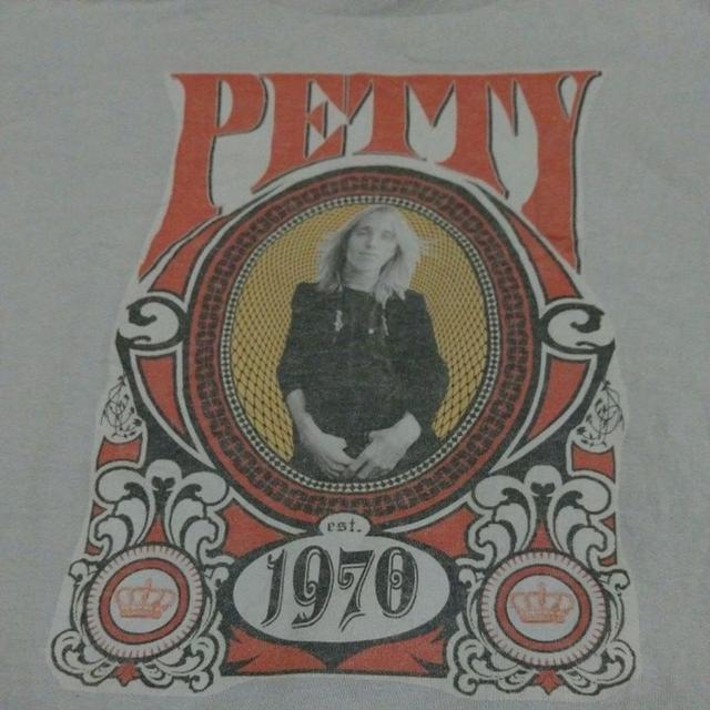 เสื้อยืดแขนสั้น แนวนักร้อง นักแต่งเพลงและนักกีต้าร์ชาวอเมริกัน 1970 Tom Petty แท้ มือสอง สภาพดี ของพร้อมส่งครับ รูปย่อยที่ 2
