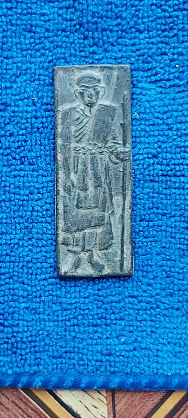 แผ่นโลหะปั๊มหลวงปู่ศุขยืนถือไม้เท้าปี2520 รูปที่ 4