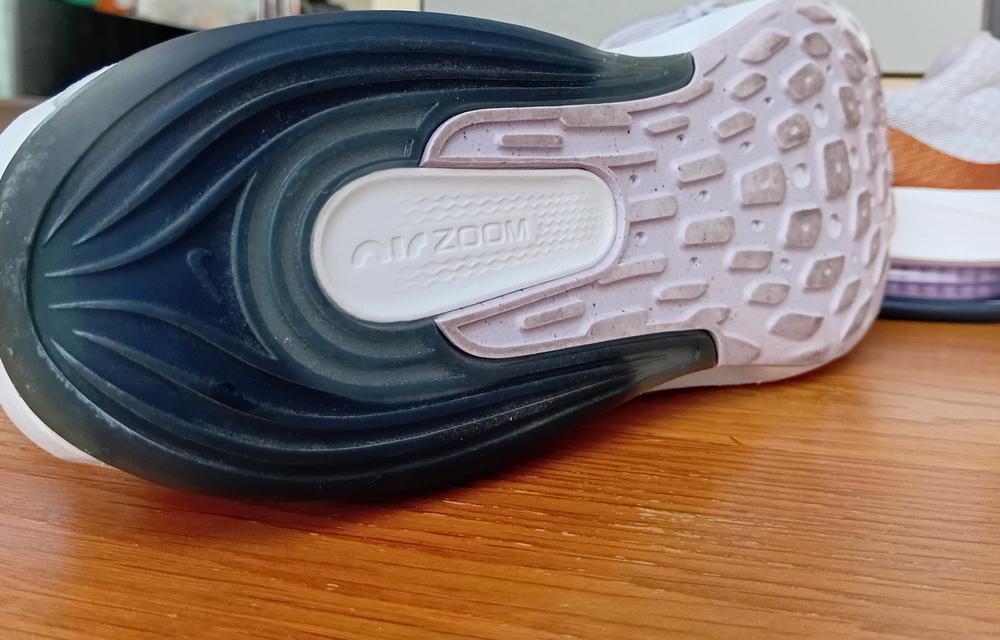 รองเท้าผ้าใบผู้หญิงไนกี้ Nike รุ่น AirZoom
