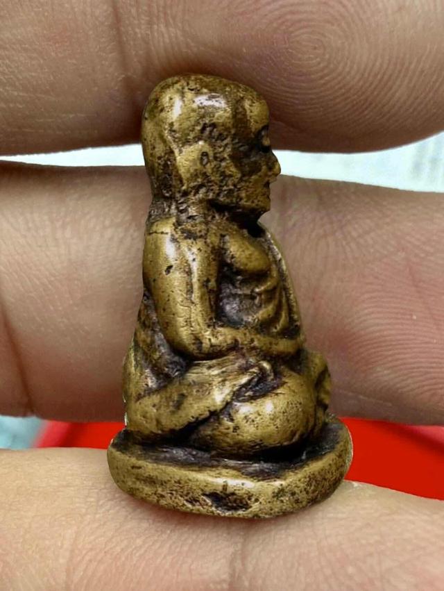 หลวงพ่อเงินพิมพ์นิยมราคาแบ่งปัน 3,500 บาทครับ