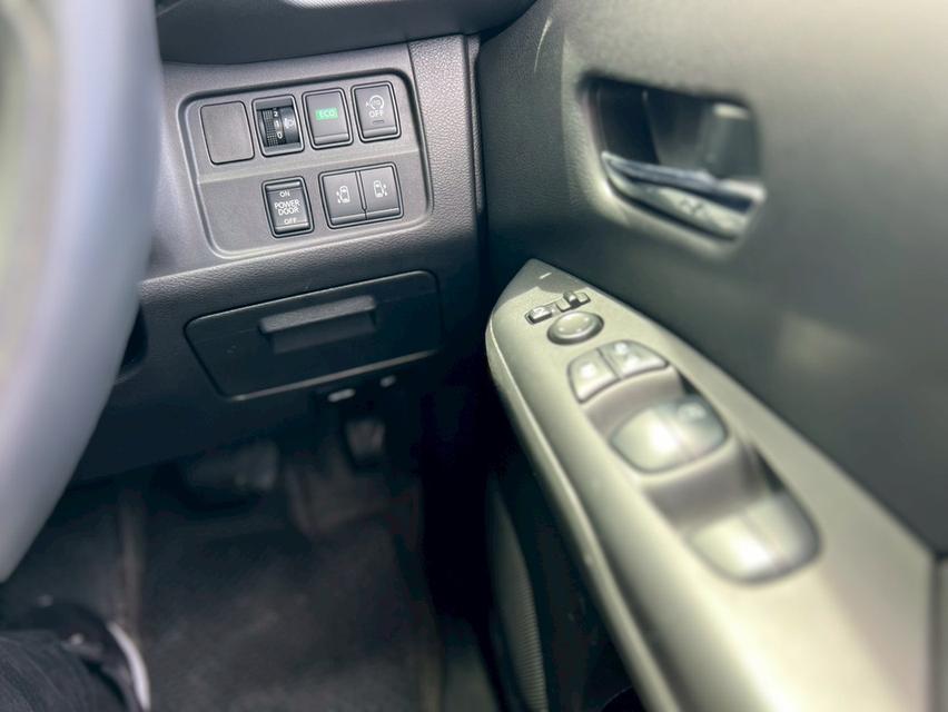 ปี 2017 NISSAN SERENA HYBRID 2.0 X สีขาว เบนซินไฟฟ้า ตัวท็อป 8
