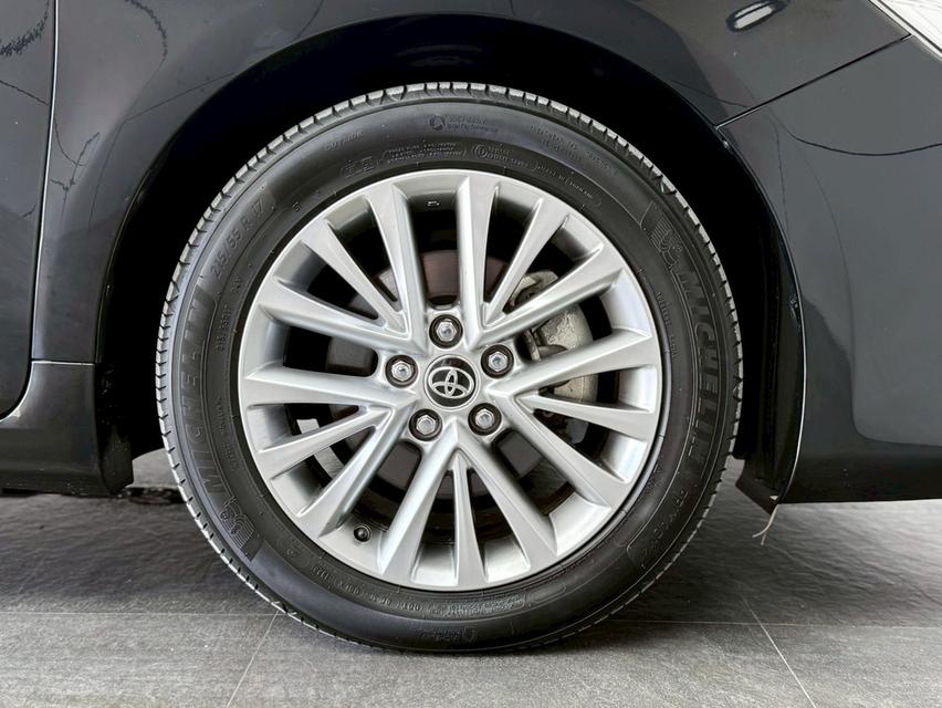 TOYOTA CAMRY, 2.5 HV PREMIUM โฉม ปี12-18 สีดำ เกียร์ออโต้ เบนซิน/ไฮบริด ตัวท็อปสุด มือเดียวป้ายแดง 👉ไมล์แท้ 128,239 km. คู่มือบุ๊คเซอร์วิสครบ รูปที่ 18
