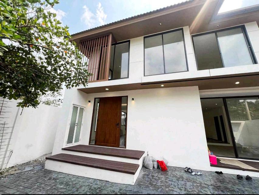 ขายบ้านเดี่ยว 2 ชั้น หลังมุม สไตล์ Modern Luxury สุขุมวิท 71 | 4 ห้องนอน พร้อมห้องนอนชั้นล่าง | สงบเป็นส่วนตัว | เดินทางสะดวก 3