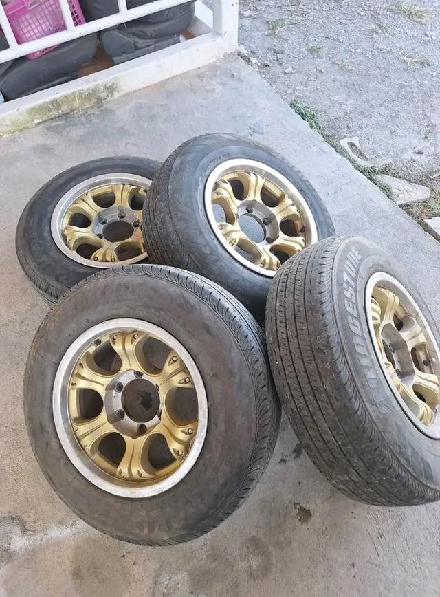 ล้อเรโทร พร้อมใช้งาน ยางเก่าแต่ดอกยางยังสวยอยู่