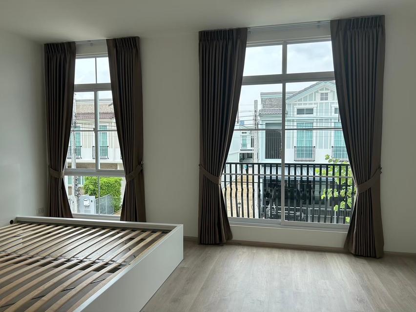 บ้านเช่า ใกล้เมกะบางนา 5 นาที | ทาวน์โฮมหลังริม โทนขาว-ไม้ | 2 ห้องนอน ห้องน้ำในตัวทุกห้อง พื้นที่ 89 ตร.ม. เฟอร์ฯ ครบ | อนุญาตเลี้ยงสัตว์ได้ 4