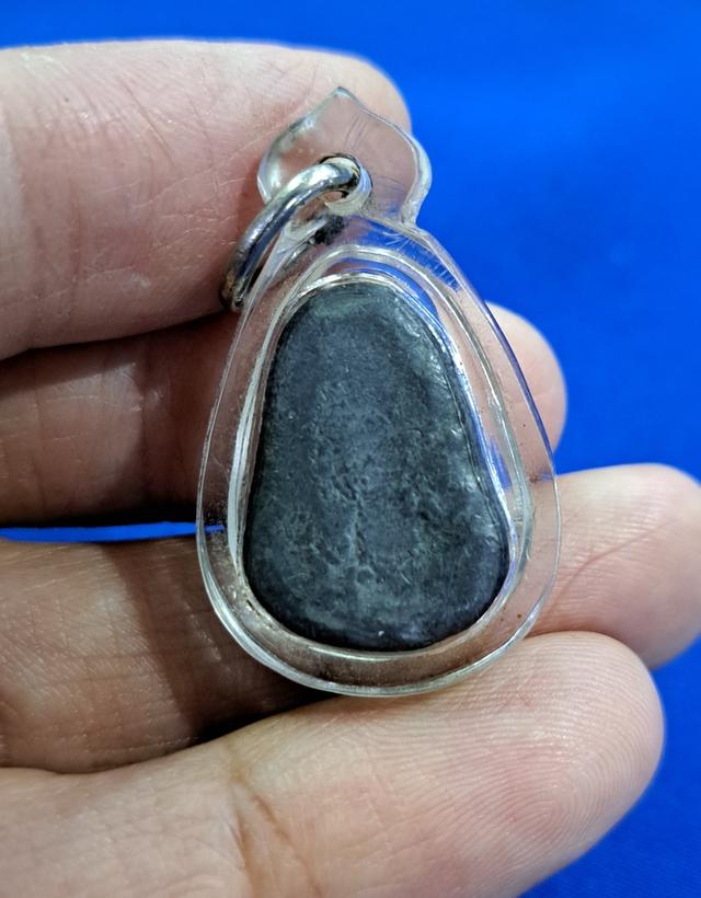 พระปิดตา เจ้าคุณผล วัดหนัง บางขุนเทียน ฝั่งธนบุรี พิมพ์รัศมี (หายาก) เนื้อชินตะกั่วผสมชนวนเก่า ปี2507 ด้านหลังมีจารยันต์