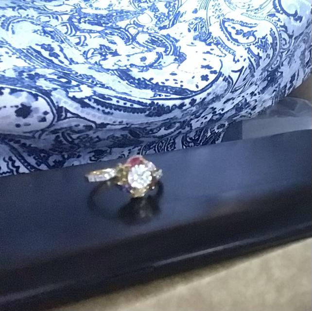 แหวนหมั้นประดับด้วยพลอยหลายสี