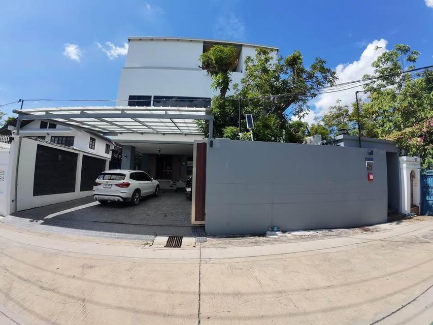 ขาย บ้านเดี่ยว 3 ชั้น สไตส์โมเดิร์น ซอยอินทระ 28 อายุบ้านเพียง 2 ปี 2