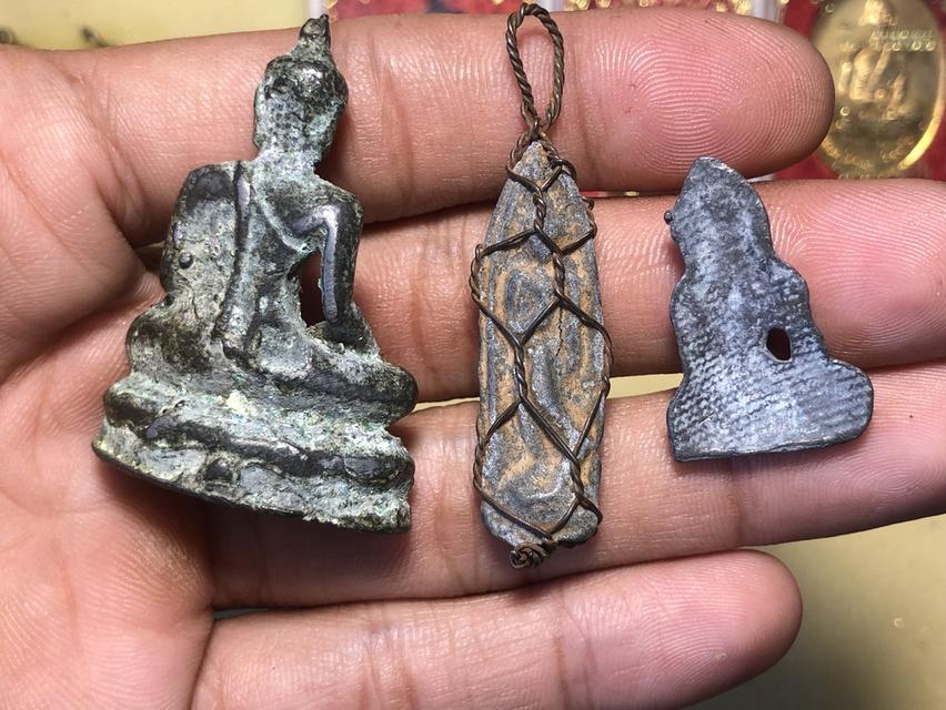 ยกชุดพระเนื้อชินลึกลับไม่ทราบที่สามองค์ 200รวมส่งครับ🙏🏻🥰 2