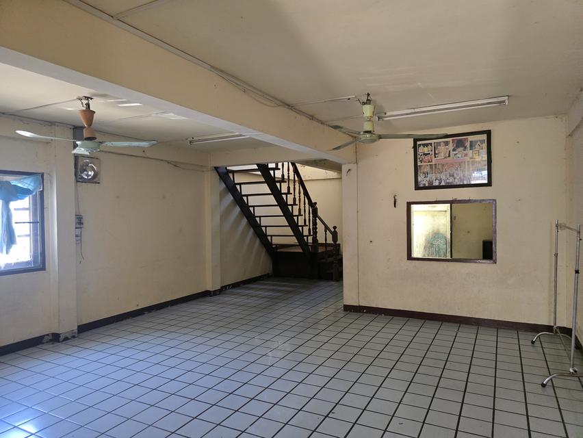 ขายทาวน์เฮ้าส์เนื้อที่ 33 ตารางวา อยู่ซอยประชาราษฎร์บำเพ็ญ 1 ถนนรัชดาภิเษก เขตดินแดง หน้าปากซอย คือ แยกพระพิฆเนศ 7