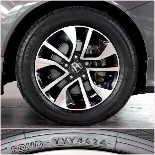 HONDA CIVIC FB 1.8 ES i-VTEC ปี2015ออพชั่นแน่นเต็มคัน ตัวท็อปสุดในรุ่น 15