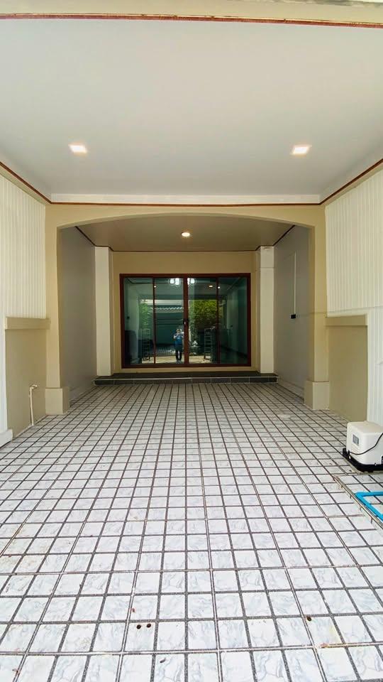 ✨ บ้านรีโนเวทใหม่ ฝ้าโปร่งโล่ง ทำเลดีติดถนน 345! 🏡 🔥 ขายทาวน์เฮ้าส์ 2 ชั้น มบ.ปาริชาติ  18 ตร.ว. 2 นอน 2 น้ำ ลดเหลือ 1.69 ล้าน ฟรีโอน กู้ 100% 💥 5