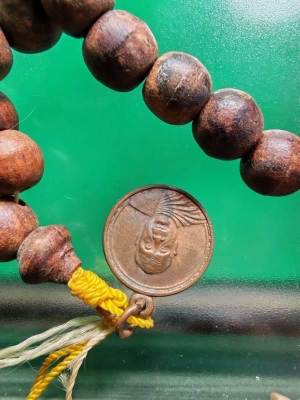 ปะคำ108ไม้แกะ เม็ดใหญ่ พิเศษติดเหรียญ หลวงพ่ออุตตมะ ปี2532 รูปย่อยที่ 3