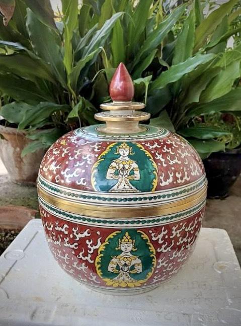 โถเบญจรงค์ ลายเทพนม พร้อมฝาปิดทรงหยดน้ำ ใบใหญ่ ขนาด9นิ้ว พื้นหลังสีแดง