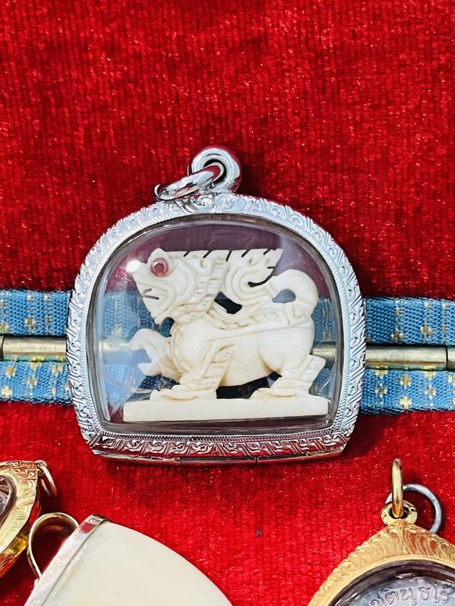 พระเครื่องเลี่ยมเงินสิงห์งาแกะพ่อหอม