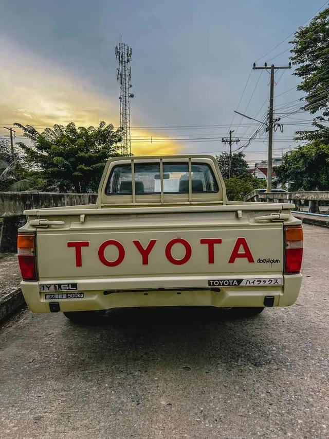 Toyota Hilux Hero สีเหลือง 8