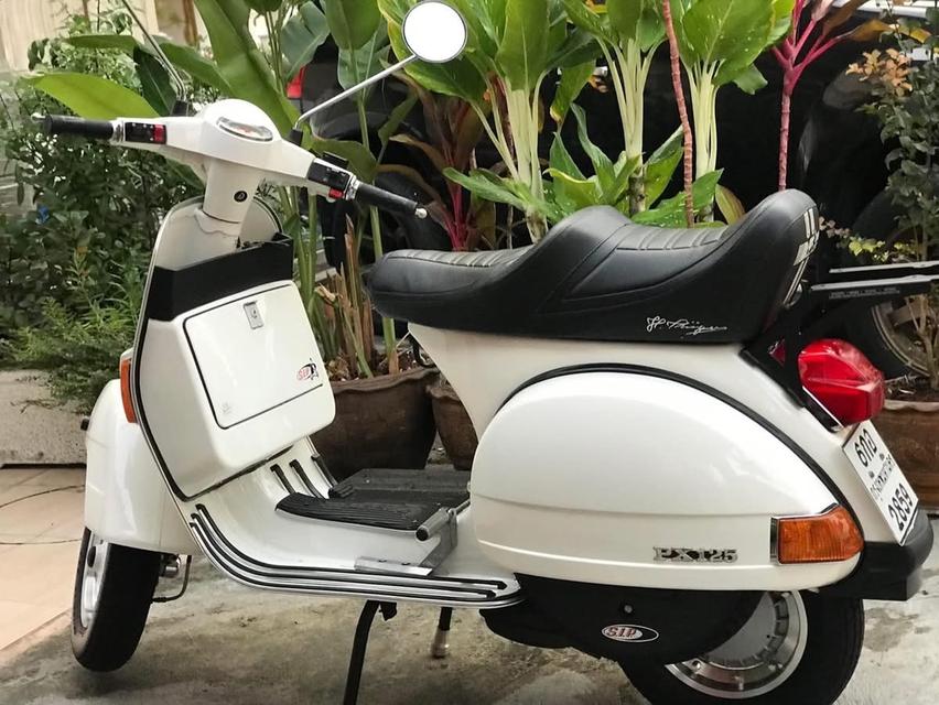 Vespa PX 125 สีขาว ปี 2017 2