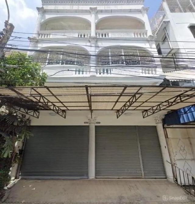 ขายอาคารพาณิชย์ 3ชั้น 2 คูหา ซอยอุดมสุข 51 เนื้อที่ 40 ตร.ว. ถนนสุขุมวิท 103 ใกล้ถไฟฟ้าสายสีเหลืองสถานีศรีอุดม มีที่จอดรถ 4 คัน ข้างในตกแต่งสวย 