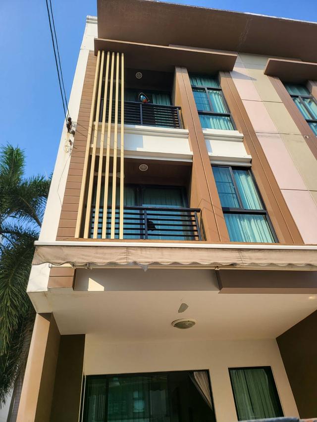 ขายบ้านทาวโฮม 3 ชั้น หมู่บ้านกลางเมืองกัลปพฤกษ์ กำนนแม้น (เจ้าของบ้านขายเอง) 3,200,000 บาท โทร 066-165-5624 1