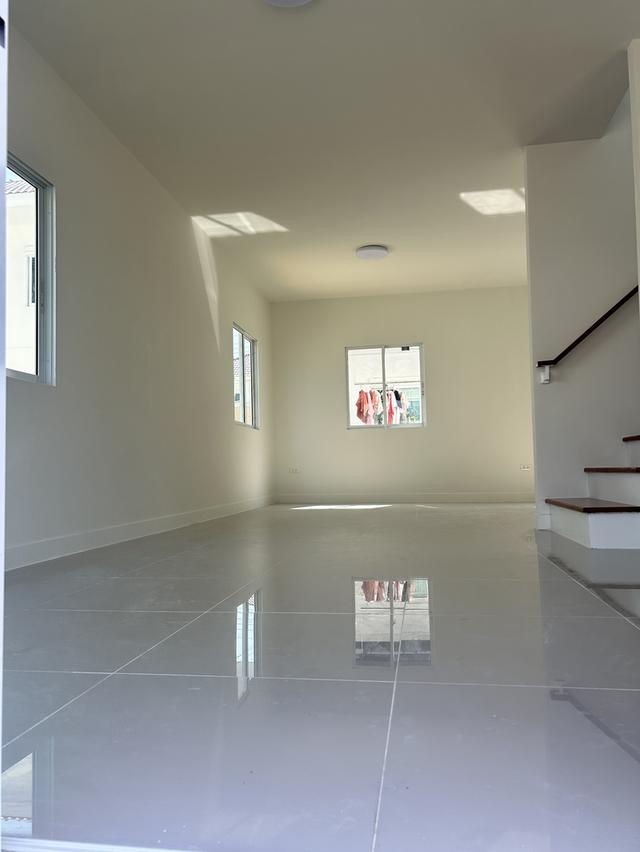 บ้านแฝด ใหม่ๆ สวยๆ 35 วา 4 นอน 2 น้ำ จอด 2 คัน ราคา 3.8 ลบ. 2