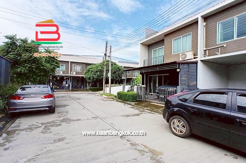 ทาวน์เฮาส์ หลังมุม หมู่บ้าน เดอะคัลเลอร์ส รังสิต-ลำลูกกา คลอง 4 เนื้อที่ 33.8 ตรว. ถ.รังสิต-นครนายก ต.ลาดสวาย อ.ลำลูกกา จ.ปทุมธานี