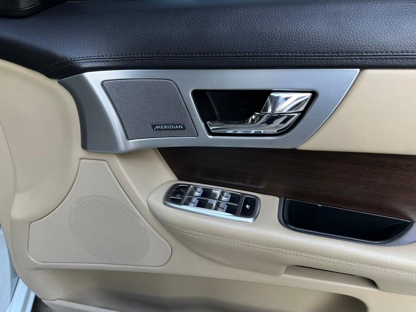 Jaguar XF 2.2 Sedan 10