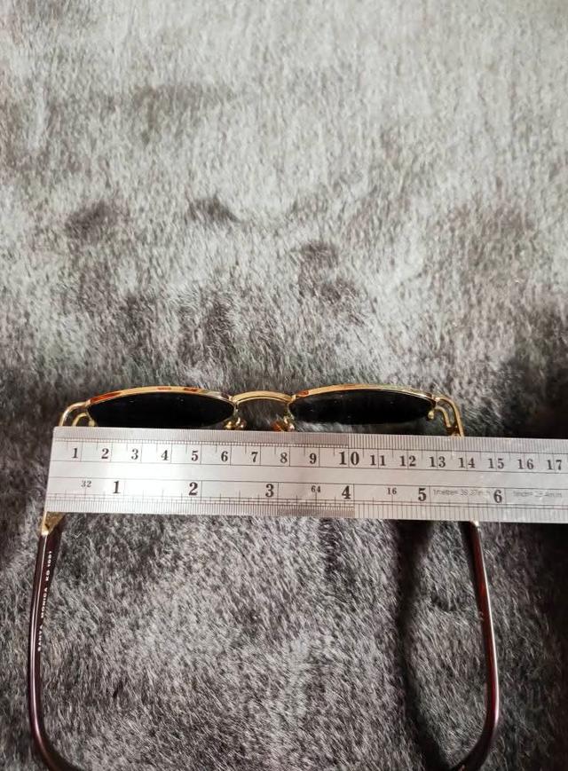 แว่นกันแดดSanta monica made in japan ขนาด 14 cm ตัวกรอบและขามีร่องรอยการใช้งานเลนส์ยังสวย 350บาท 8