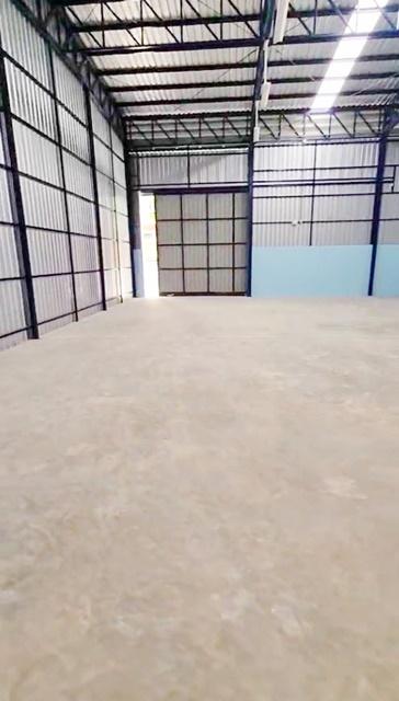 โกดังที่เดินถึง ARL ลาดกระบัง 650 ม. สนามบินสุวรรณภูมิ 4 กม. โกดังให้เช่าใหม่ 1000ตรม. 124,999 บาทต่อเดือน ร่มเกล้า ลาดก 5