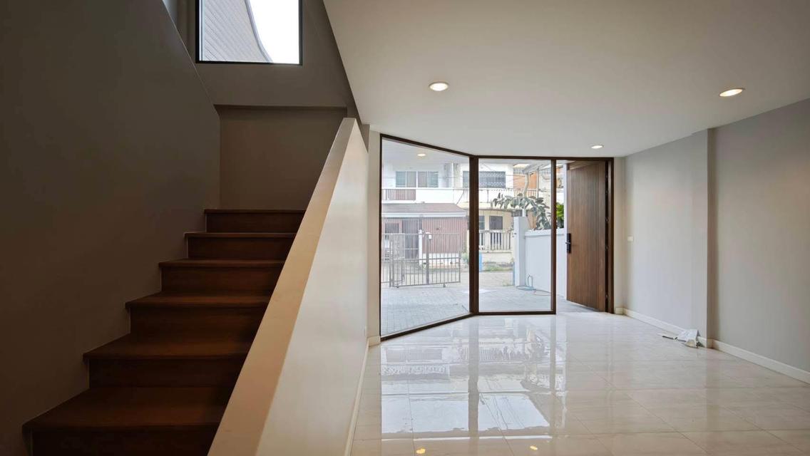 ขายถูกทาวน์โฮม 3 ชั้น มบ. เกษมสันต์1 ลาดพร้าว71 ถนนนาคนิวาส ขนาด 25 ตรว. 3 นอน 3 น้ำ บ้านสวย บ้านเปล่า รีโนเวทใหม่ทั้งหลัง ใกล้ เซ็นทรัลอีสต์วิลล์ 2