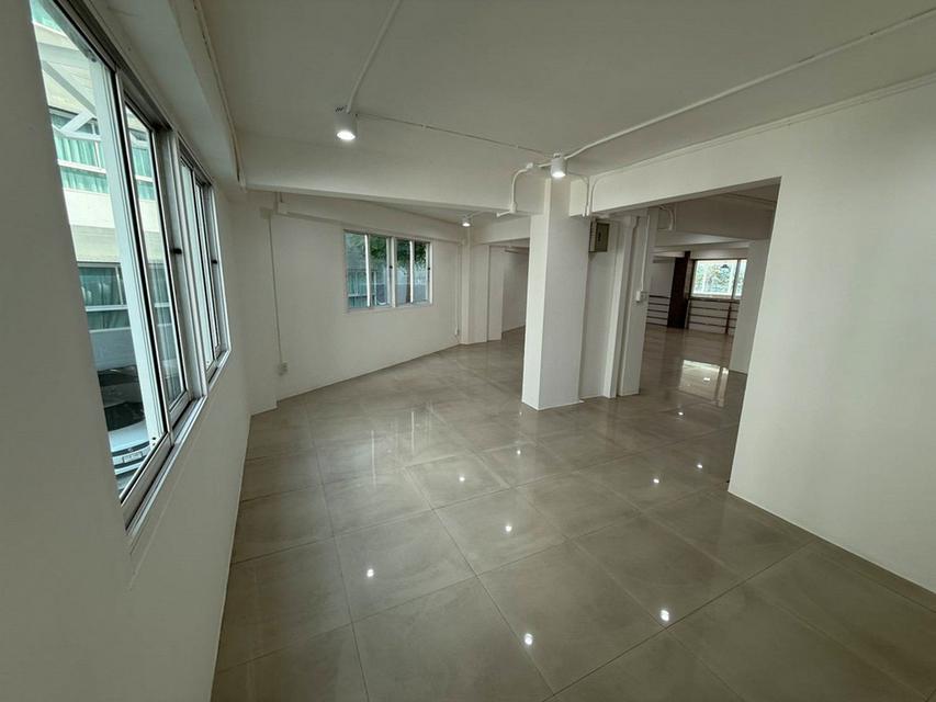 ขายอาคารพาณิชย์ สำนักงาน 5 ชั้น พื้นที่กว่า 849 ตารางเมตร ติดถนนลาดพร้าว ติดรถไฟฟ้าสีเหลือง บางกะปิ 8