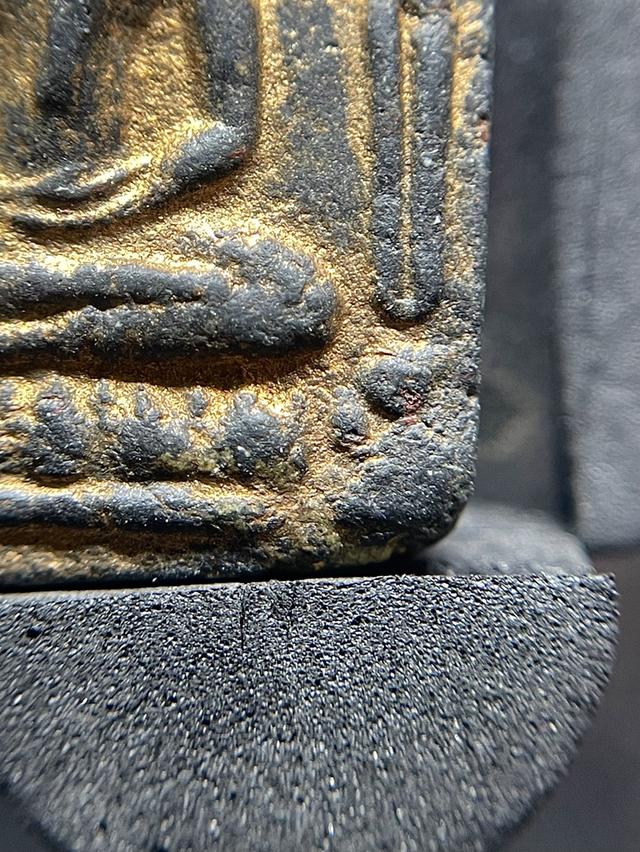 พระขุนแผนผงพลายกุมาร หลวงปู่ทิม ปี2515 บล็อกแรก พิมพ์ใหญ่ เนื้อว่านไพรดำ รูปที่ 7