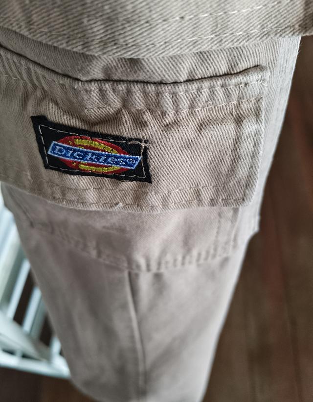 กางเกงคาร์โก้ (Cargo Pants)กระเป๋าขนาดใหญ่บริเวณต้นขาหรือข้างขา คล่องตัว ทนทาน