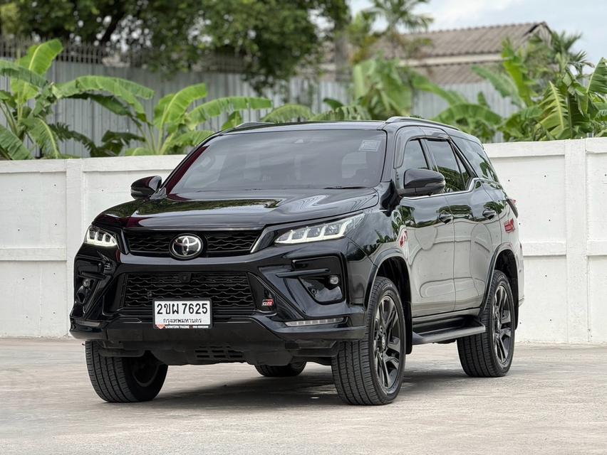 2022 TOYOTA FORTUNER, 2.8 GR SPORT BLACK TOP 4WD โฉม ปี15-ปัจจุบัน สีดำ เกียร์ออโต้ มือเดียวซื้อสด รูปที่ 2