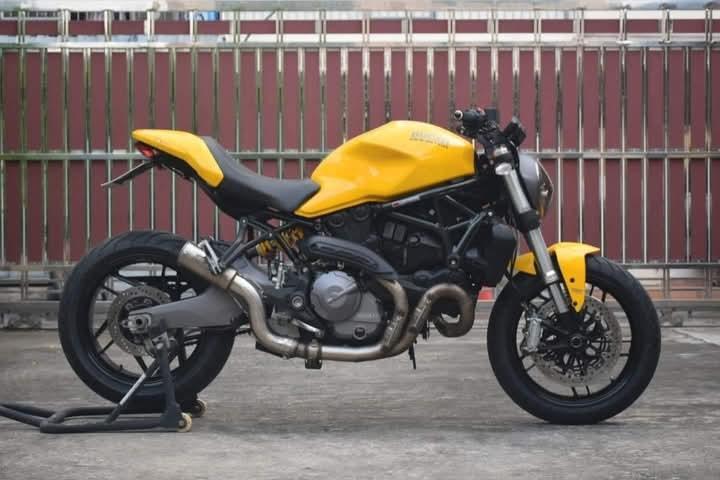 Ducati Monster 821 สีเหลือง