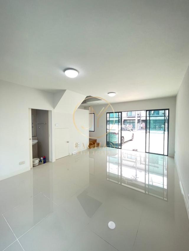 B69-301 ขายด่วน ทาวน์โฮม 3 ชั้น หมู่บ้านกลางเมือง ปิ่นเกล้า-จรัญฯเนื้อที่ 18.9 ตร.ว พื้นที่ใช้สอย 145 ตร.ม 3 ห้องนอน 3 ห้องน้ำ 6