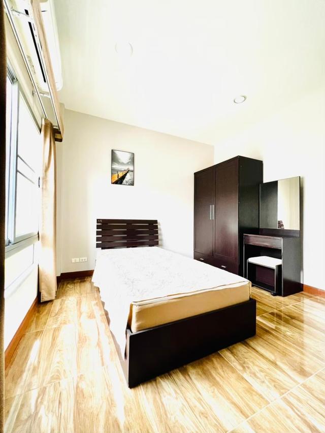 U1391 ให้เช่าบ้านทาวน์โฮม หมู่บ้านกลางเมือง โมนาโค ศรีนครินทร์ 24  บ้านพร้อมเฟอร์บางส่วน ทำเลดีเดินทางสะดวกเข้าออกได้หลายทาง ใกล้รถไฟฟ้า ใกล้ห้างทางด่ 12