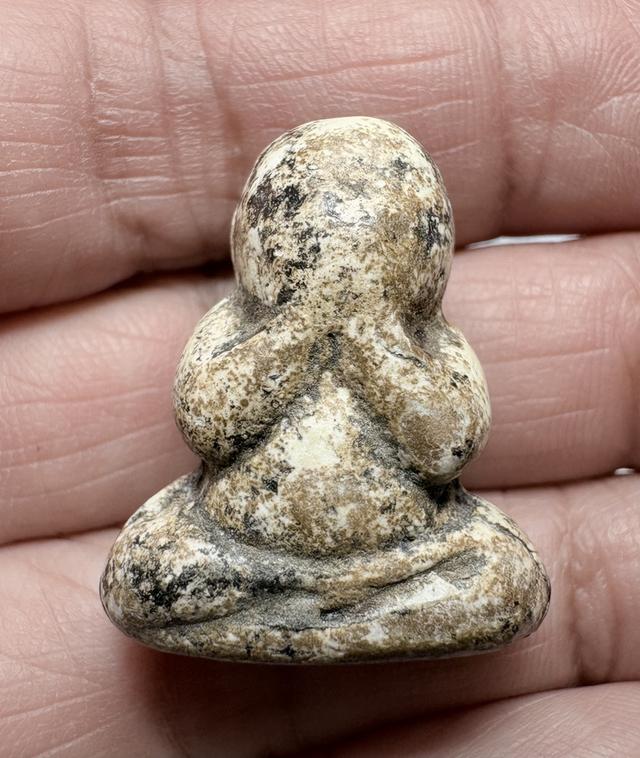 พระปิดตาลอยองค์ เนื้อผงไม่ทราบที่