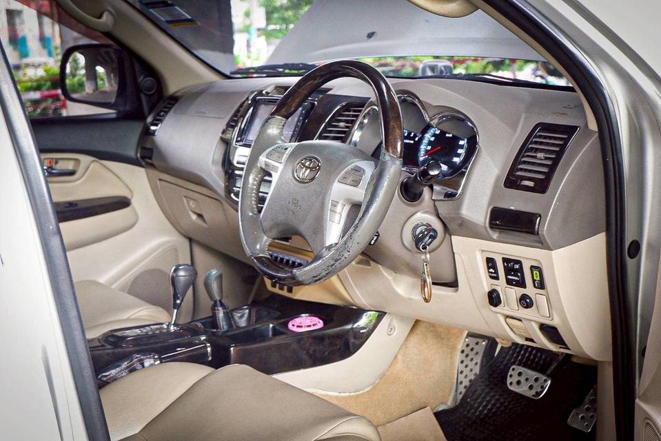 Toyota Fortuner 3.0V เกียร์ Auto 4WD สีบรอนซ์ทอง ปี 2005 13