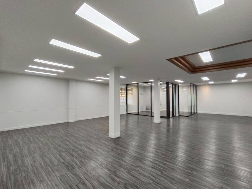 For Rent 4-fl. Office Building ( include rooftop) in Soi Convent , Silom 8