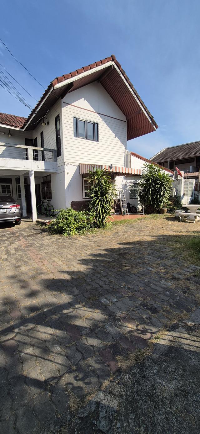 ขายบ้านเดี่ยว 2 ชั้น พื้นที่ 96 ตารางวา เขตพื้นที่เจริญ ใกล้ห้างสรรพสินค้าโรงเรียน โรงพยาบาล เดินทางเข้าออกสะดวกบ้านอยู่หลังสุดท้ายสุดซอย พื้นที่รอบบ้ 2