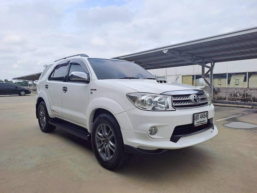 Toyota Fortuner 3.0 V รุ่น TRD Sportivo 4WD รุ่นท็อป ปี2011 สีขาว